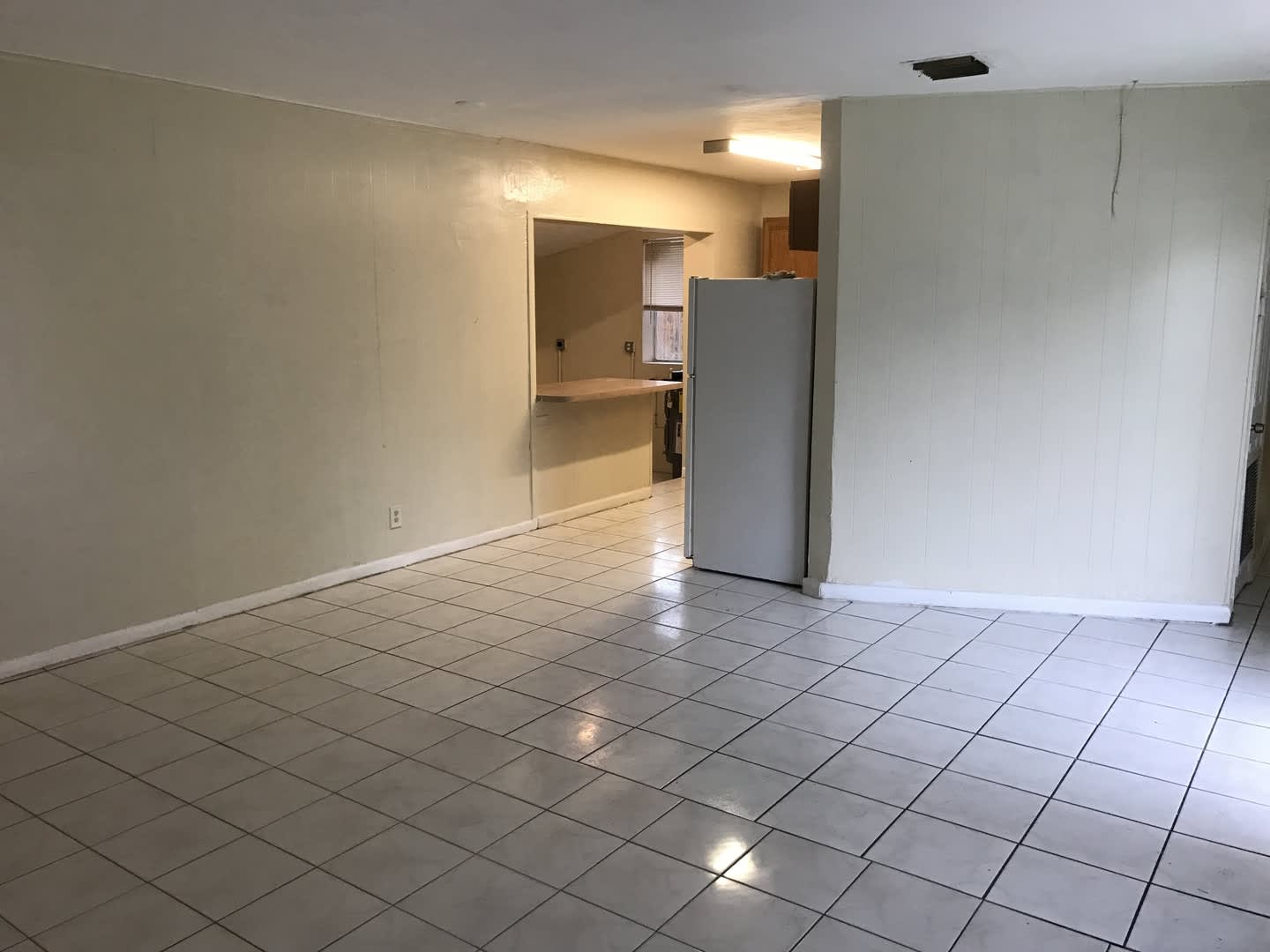 Nice 4-2 House with Central AC & Backyard – photo 4