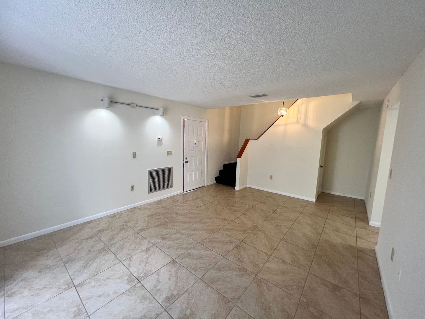 3-Bedroom Townhome in Central Lakeland – photo 4