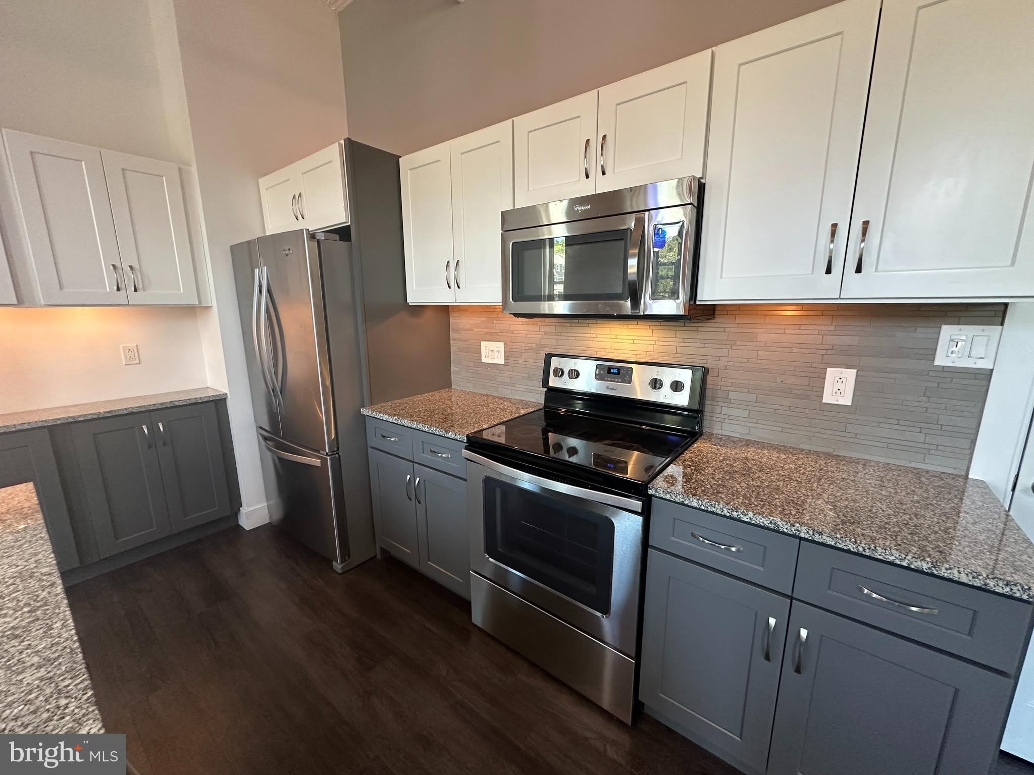 820 W MARKET Street – photo 3