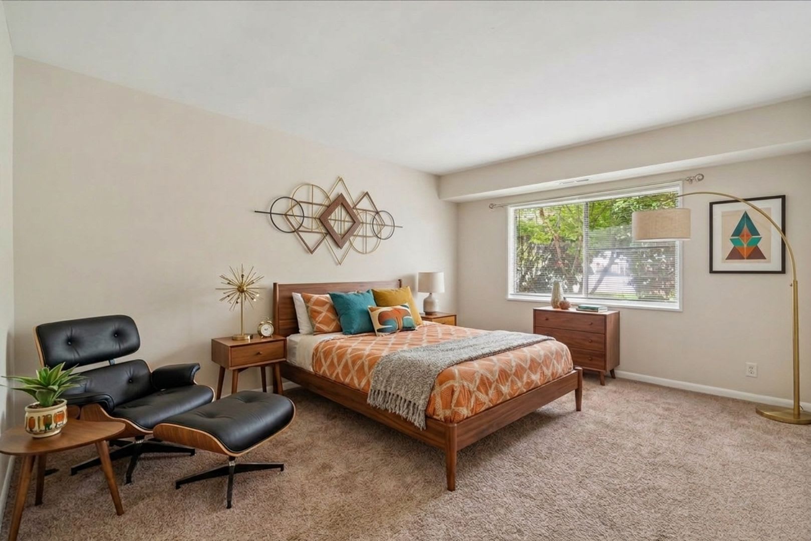 Move-In Ready 801 Sq/F Ground Floor Condo with Walk-Out Patio in Silver Spring – photo 2