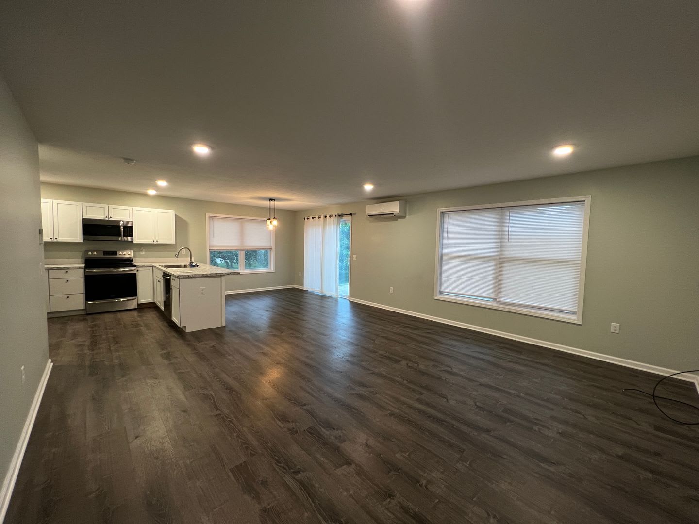 Stylish End-Unit Living – photo 5