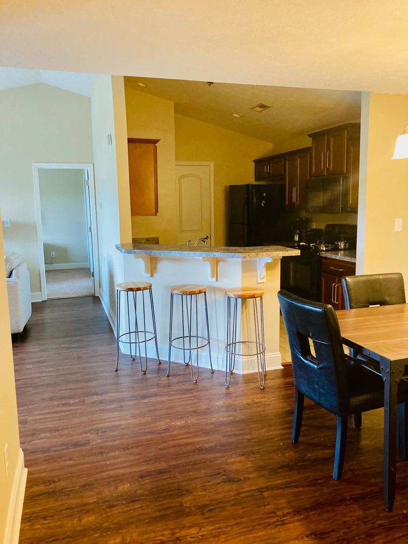Top floor, fully furnished, with balcony- Perfect for Professionals- Near shops & restaurants – photo 2