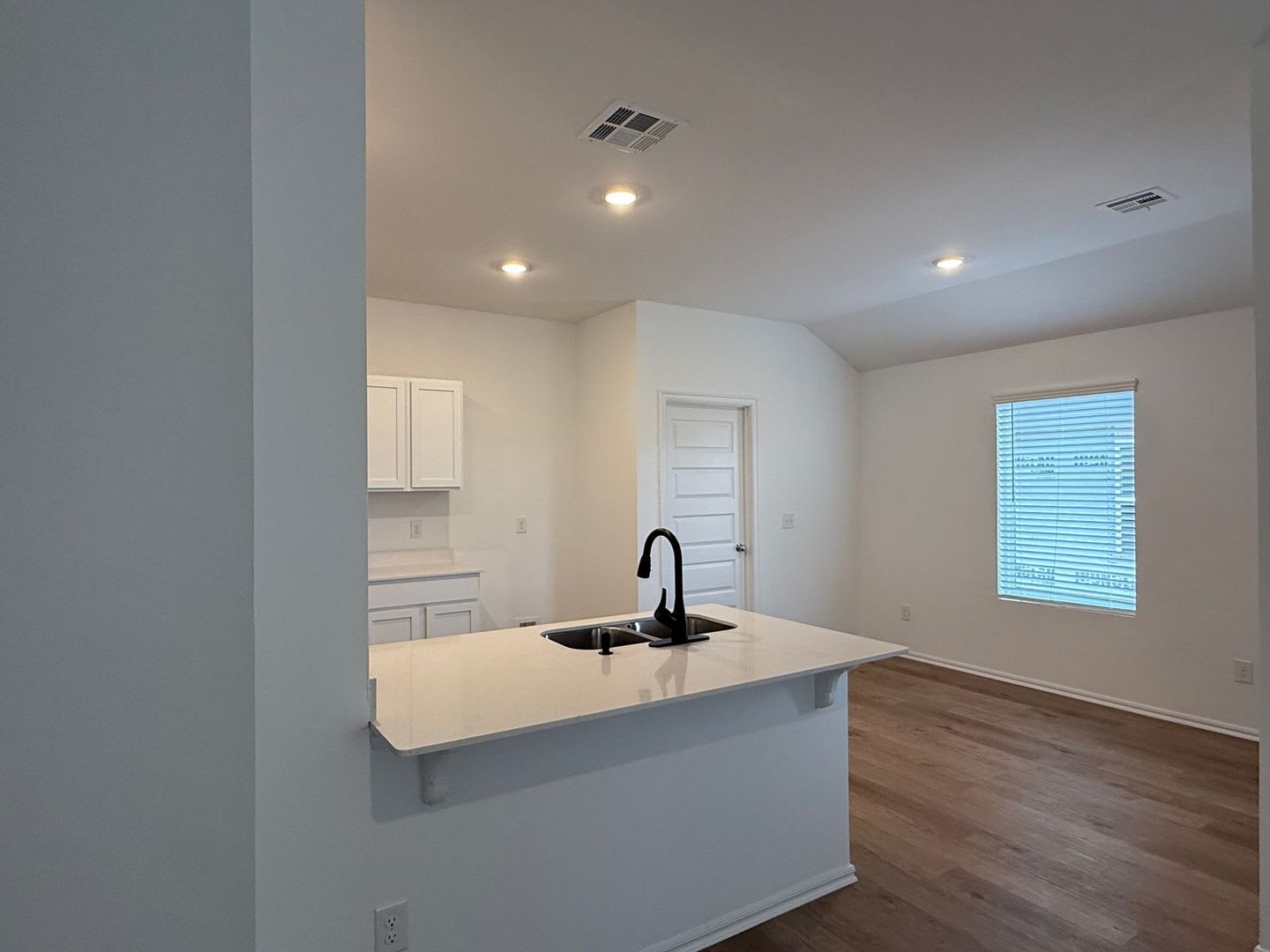 Very Nice and Spacious 3 Bedroom Home in Newcastle Schools – photo 5
