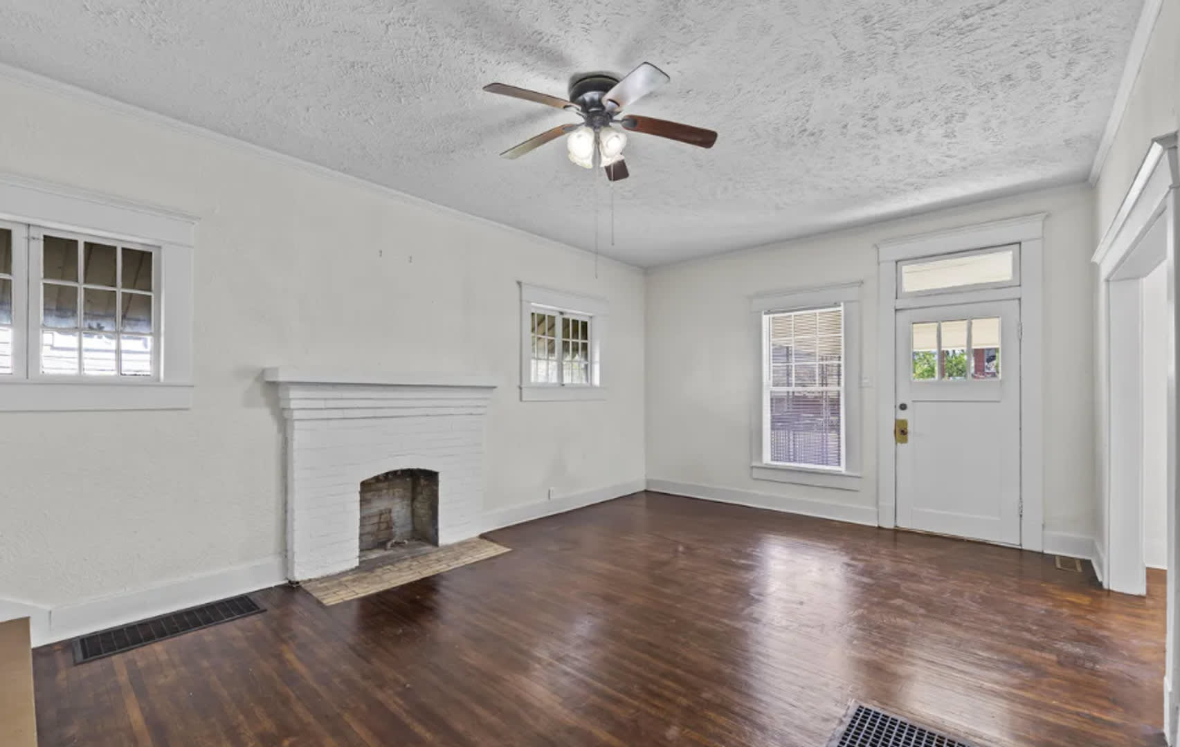 Charming 3 Bed, 2 Bath Midtown Home with Huge Fenced Backyard! – photo 2