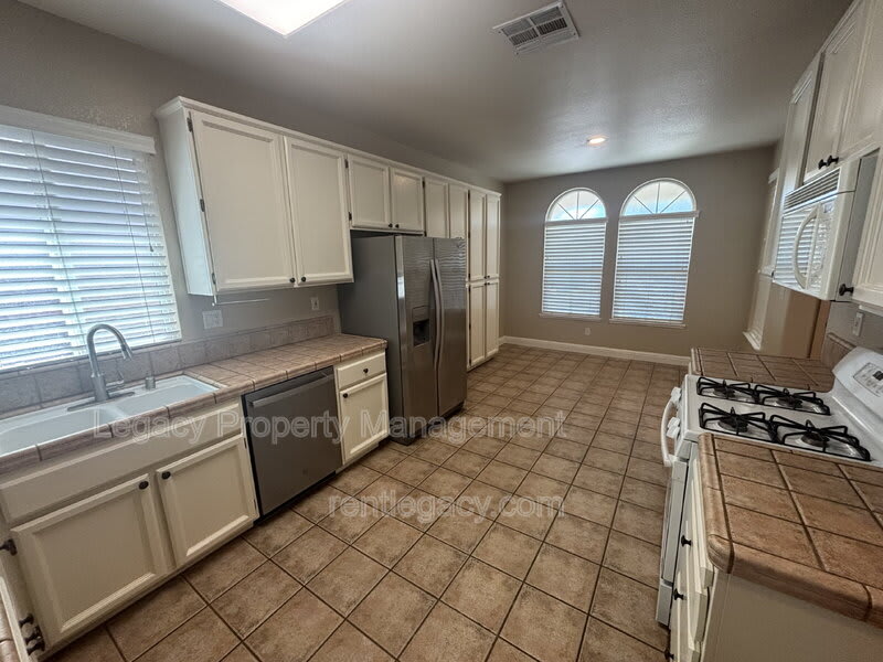 1724 Magenta Dr – photo 4