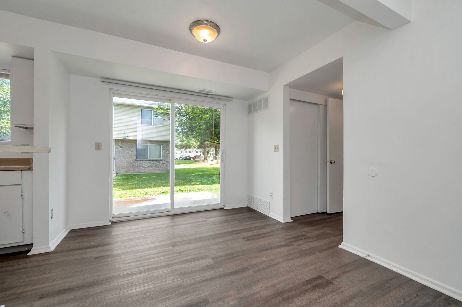 Spacious 4 Bedroom Townhome in SLC w 1 car garage – photo 5
