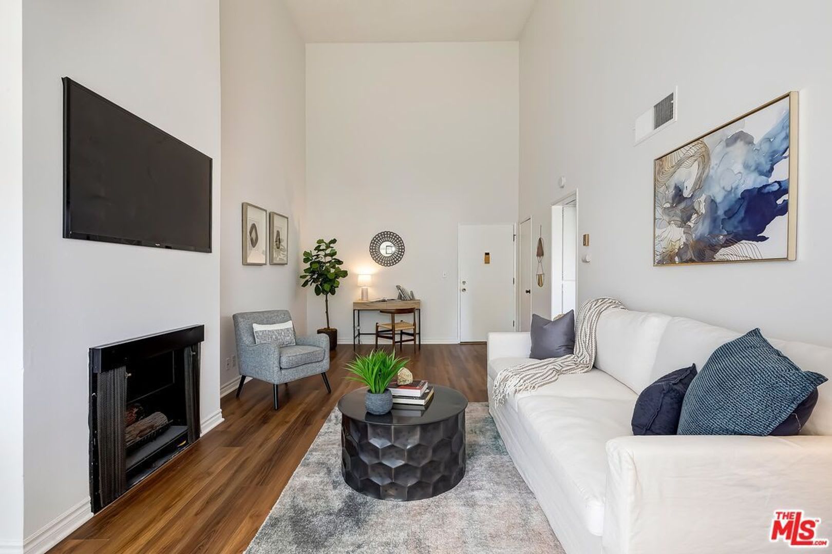 Beautiful 1 bed 3rd floor (top) condo in lakeside community in Culver City – photo 2