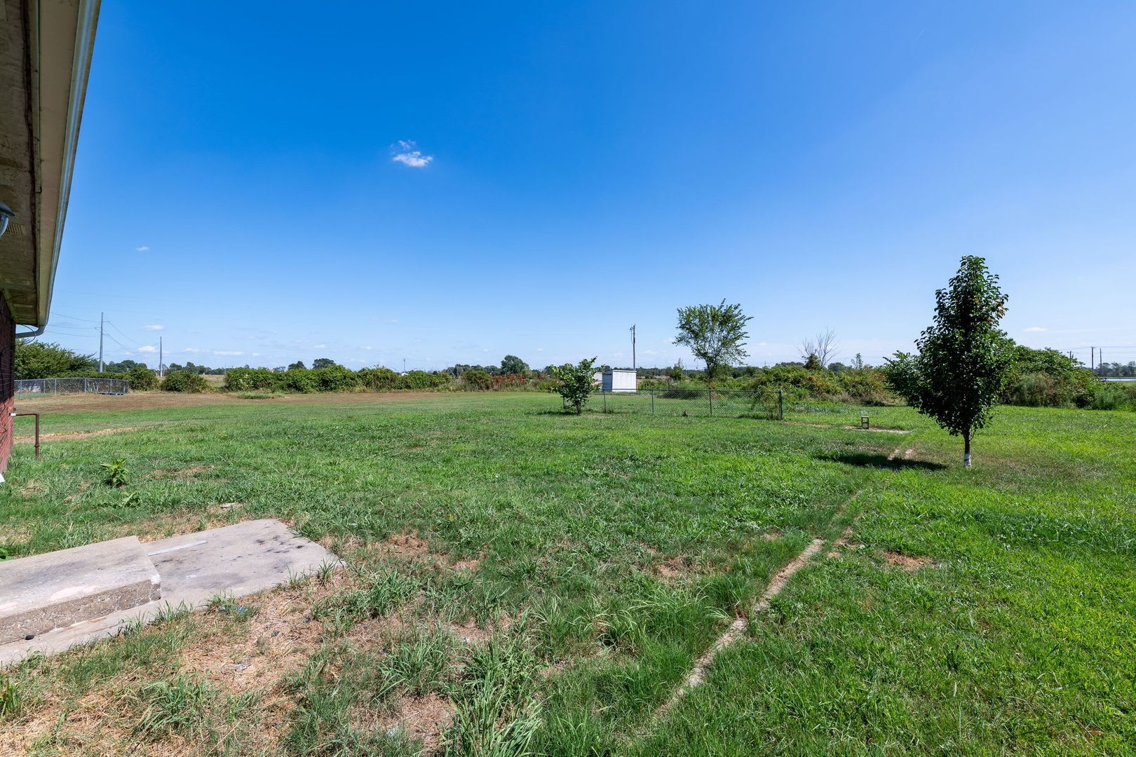 Culdesac Home on Over Half an Acre! Pet friendly and 6-12 month leases! – photo 2