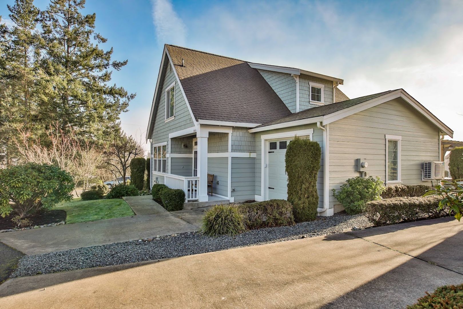 Gorgeous- Fully Furnished Home in Holmes Harbor, Pet Friendly and Landscape Included! – photo 3