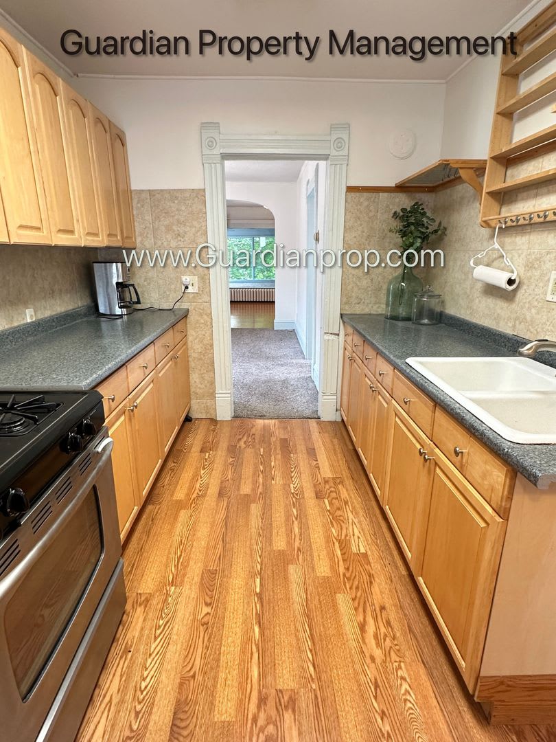 Linden Hills Upper Level Duplex, Sunroom, In Unit Laundry, Dishwasher, Garage Space Included – photo 3