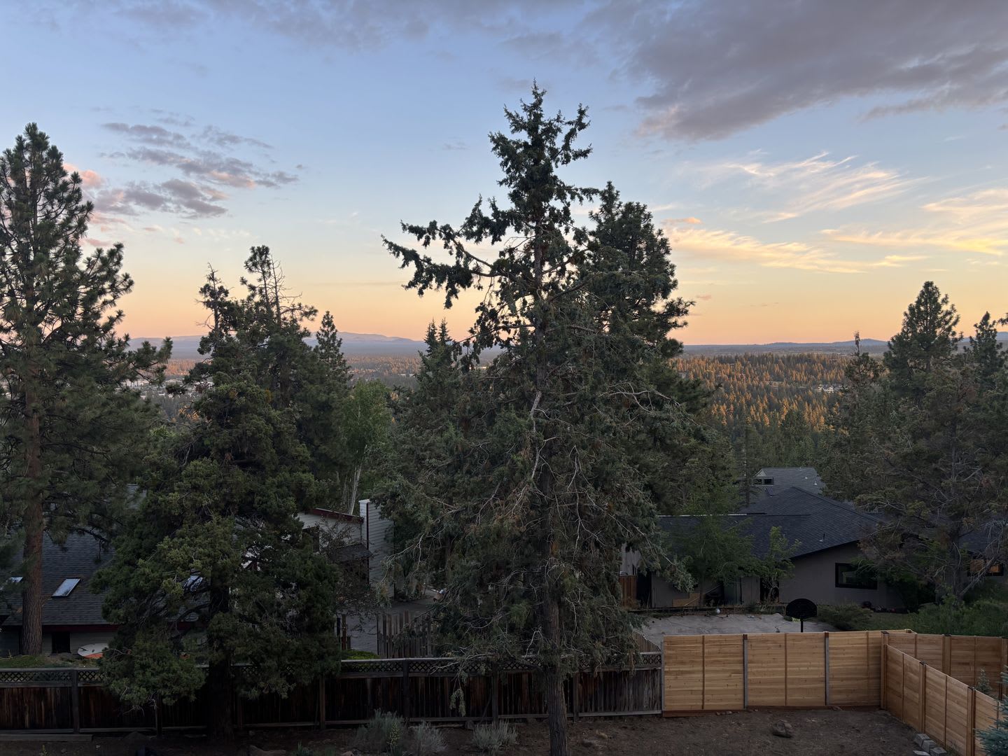 Light-Filled Bend Split-Level with Mountain Views & Flexible Space – photo 3