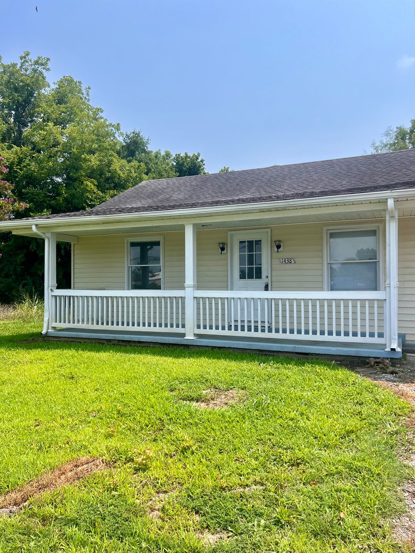 AVAILABLE AUGUST 15! 3 Bedroom Home Near Downtown Clarksville – photo 2