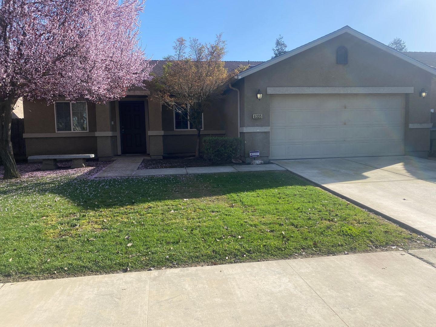 3 Bedroom 2 Bathroom In Se Visalia – photo 1