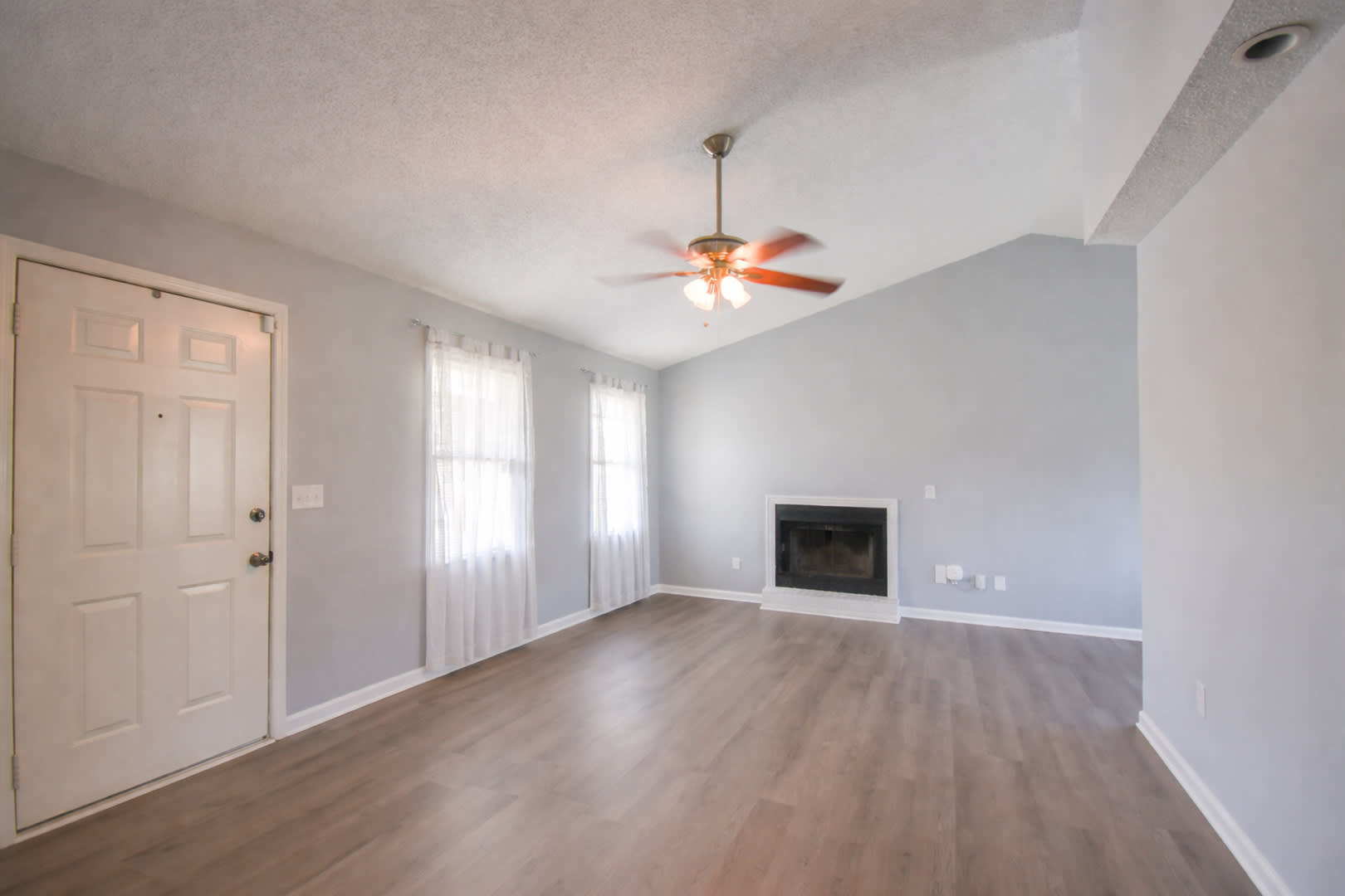 Coming Soon One Months Rent Free 3 Bedroom 2 Bathroom Pets Considered – photo 3