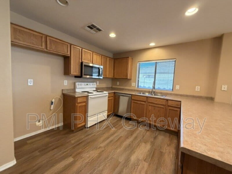 3238 E Elgin St – photo 4
