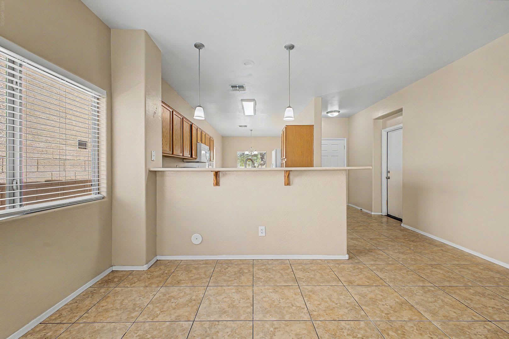 Beautiful Single-Level 3 Bedroom, 2 Bathroom Home in Maricopa – photo 5