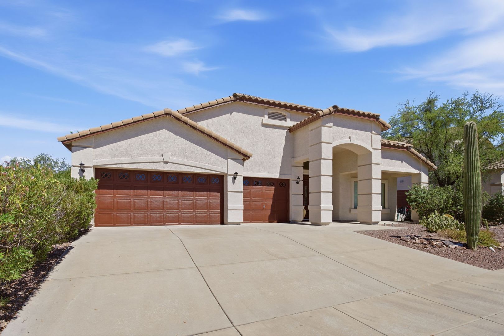 Elegant Home in Exclusive Gated Community near St. Phillips Plaza – photo 2