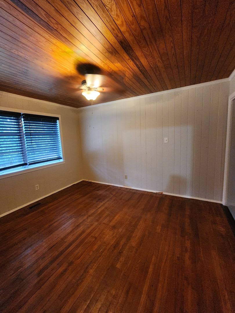 Spacious 3-Bedroom Brick Home with Fireplace and Wood Floors in Valdosta – photo 5