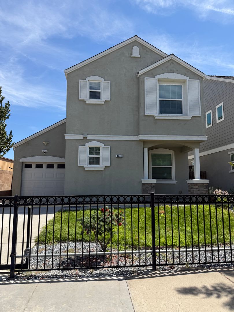 **Modern 3-Bedroom Home with 2-Car Garage & Included Appliances** – photo 1