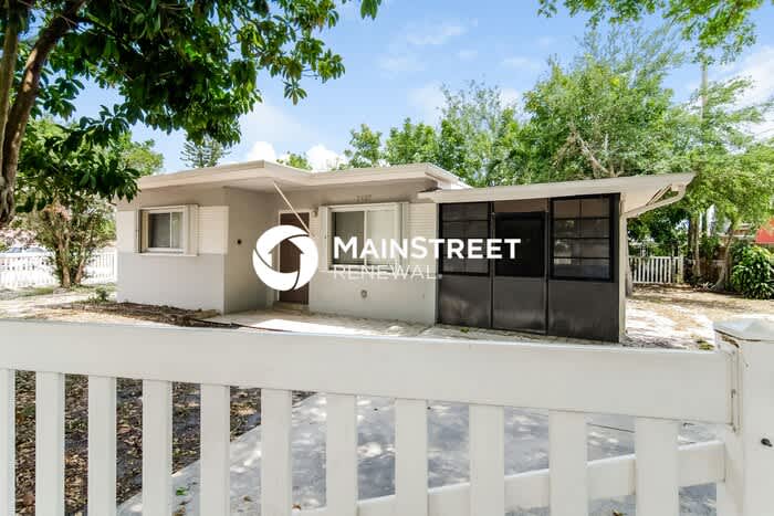 1407 North 57th Avenue – photo 1