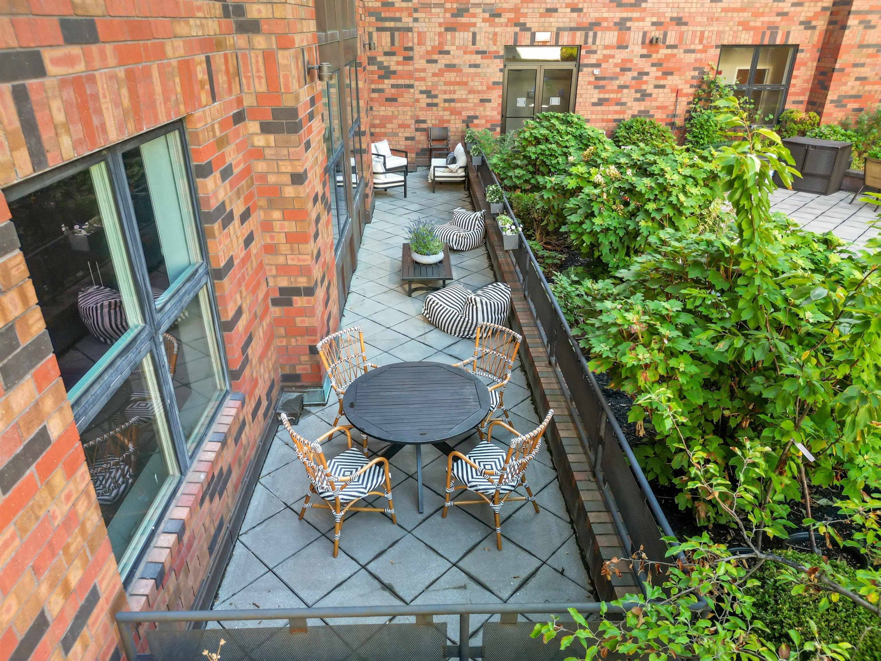 187 WARREN ST – photo 3