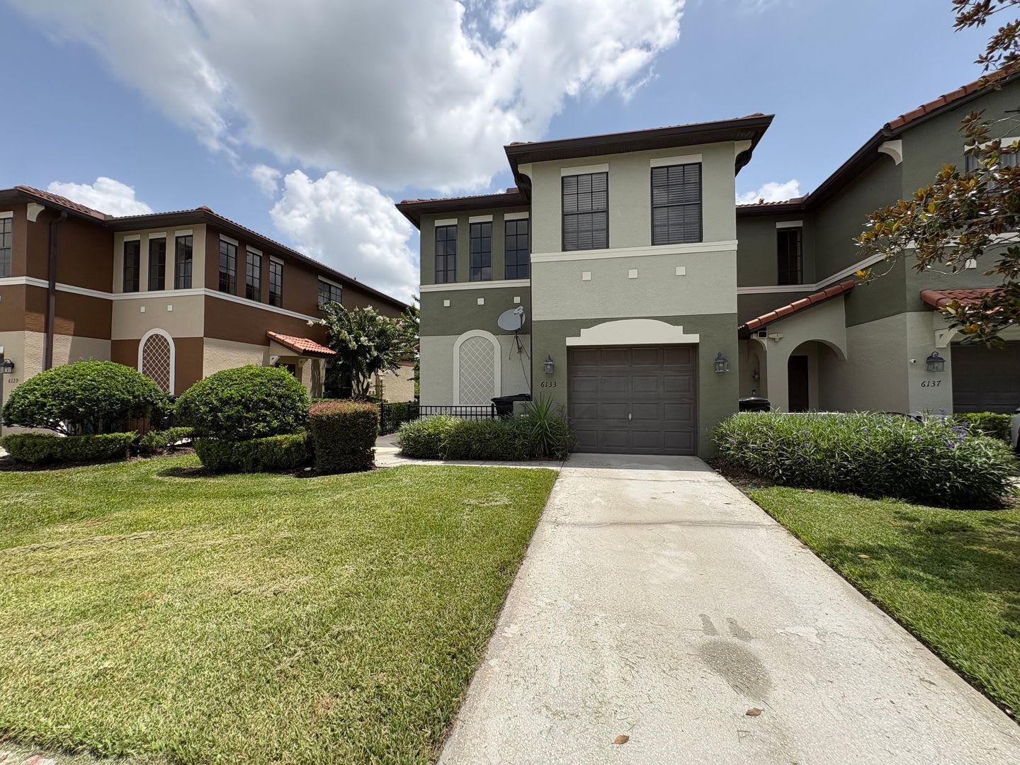 Beautiful Corner Unit Townhome In Gated Tivoli Gardens 3 Bedrooms Loft Conservation Views – photo 3