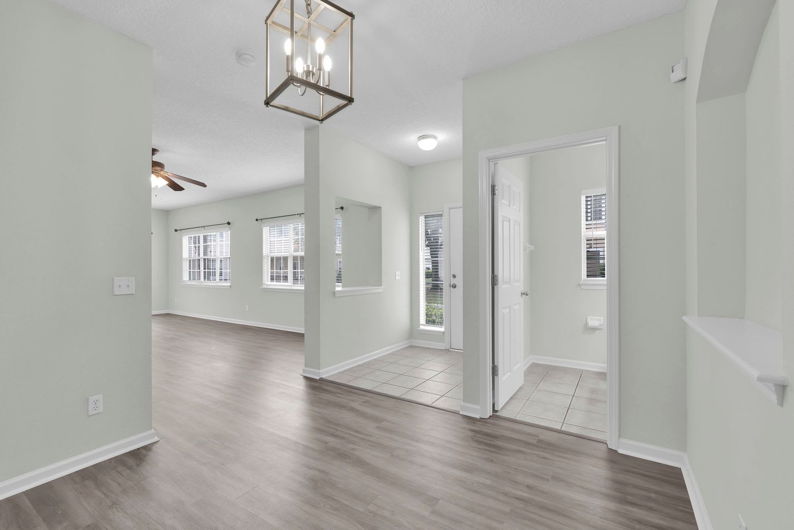Bright and Spacious Townhome in Gate Community – photo 3
