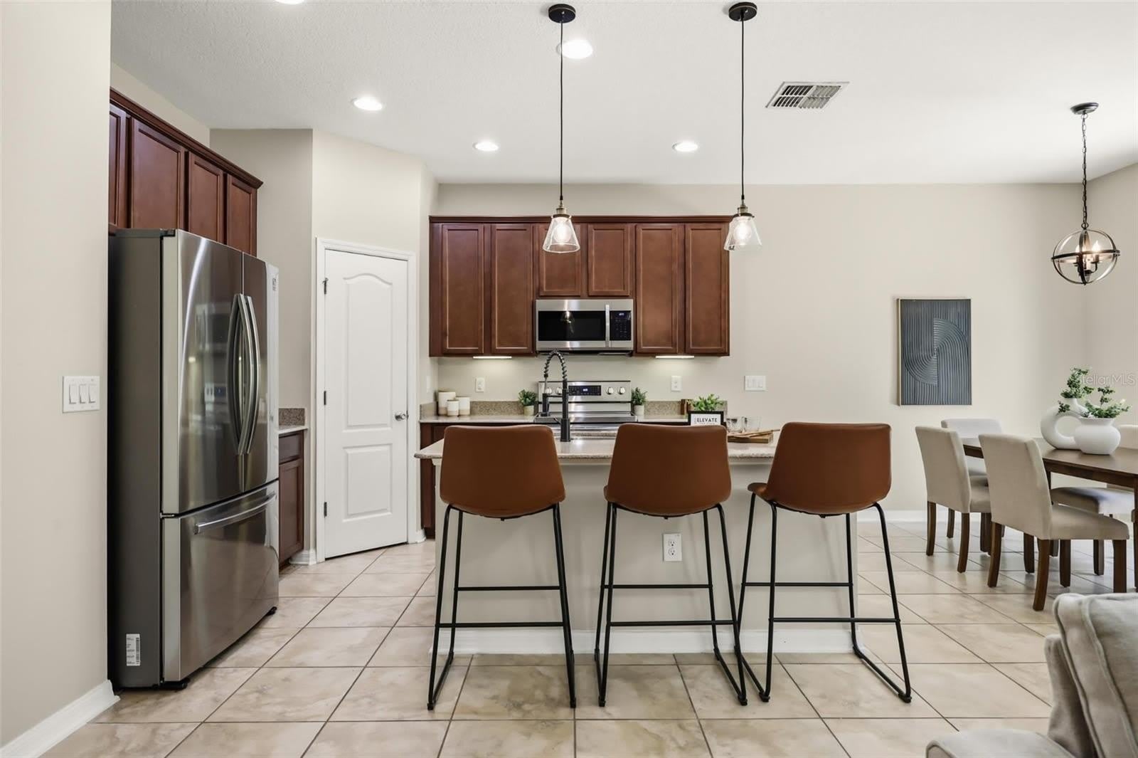 215 LAKES SHORE Drive – photo 2
