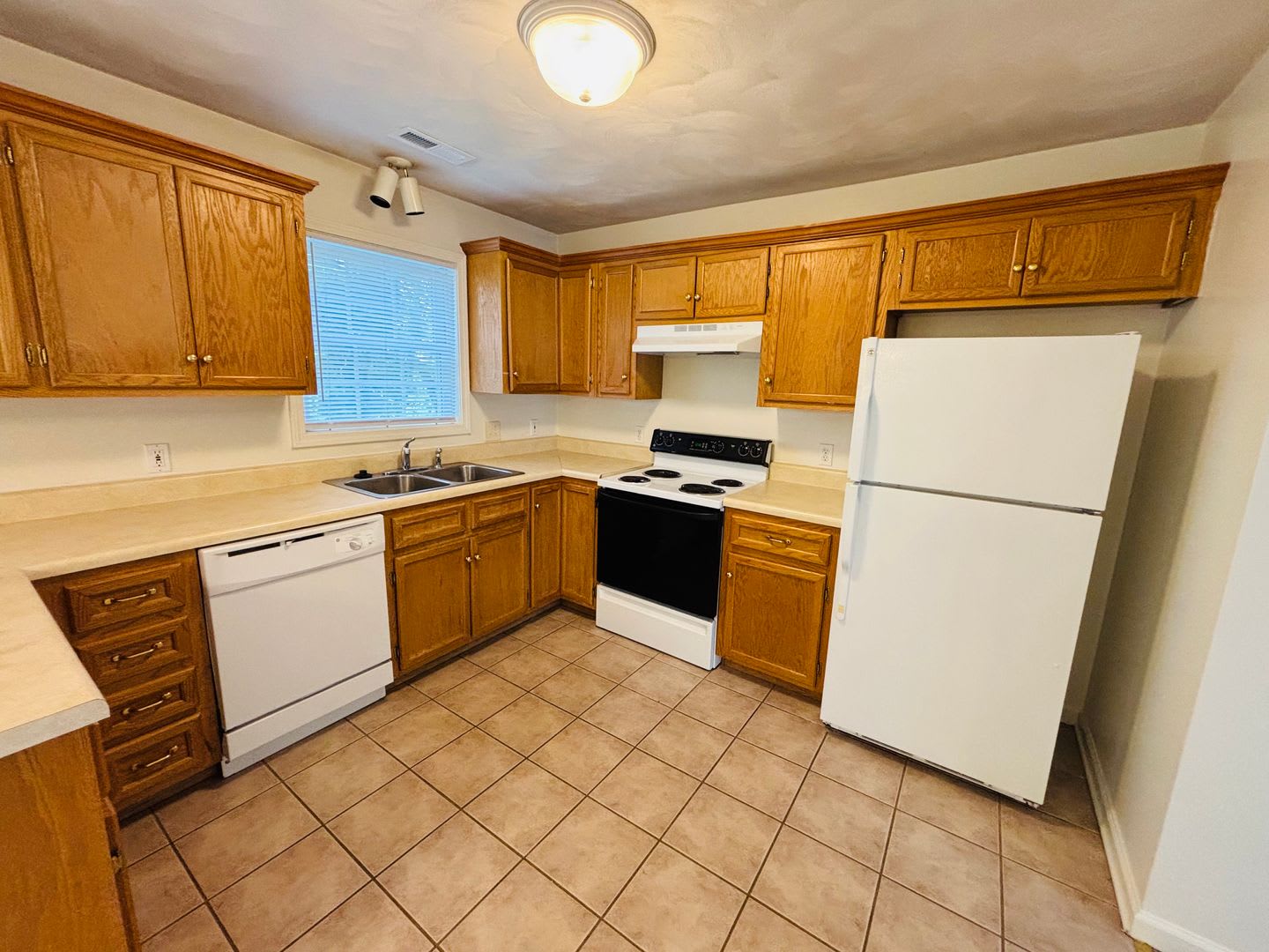 2 Bedroom, 1.5 Bath Townhouse – photo 3