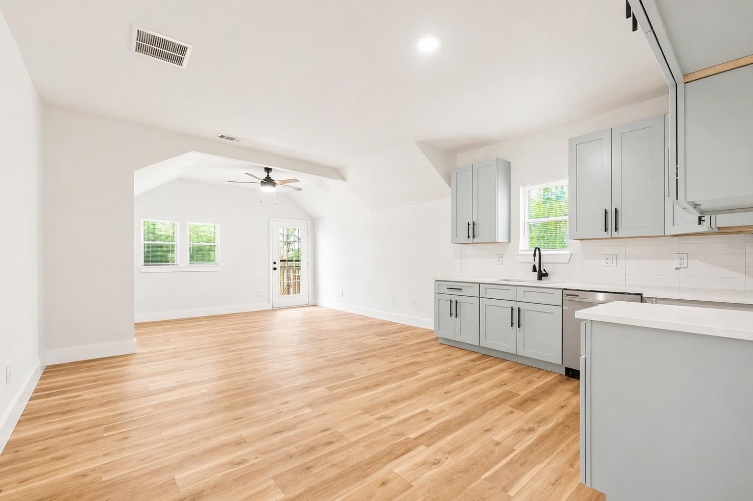 1595 COURT Ave – photo 4