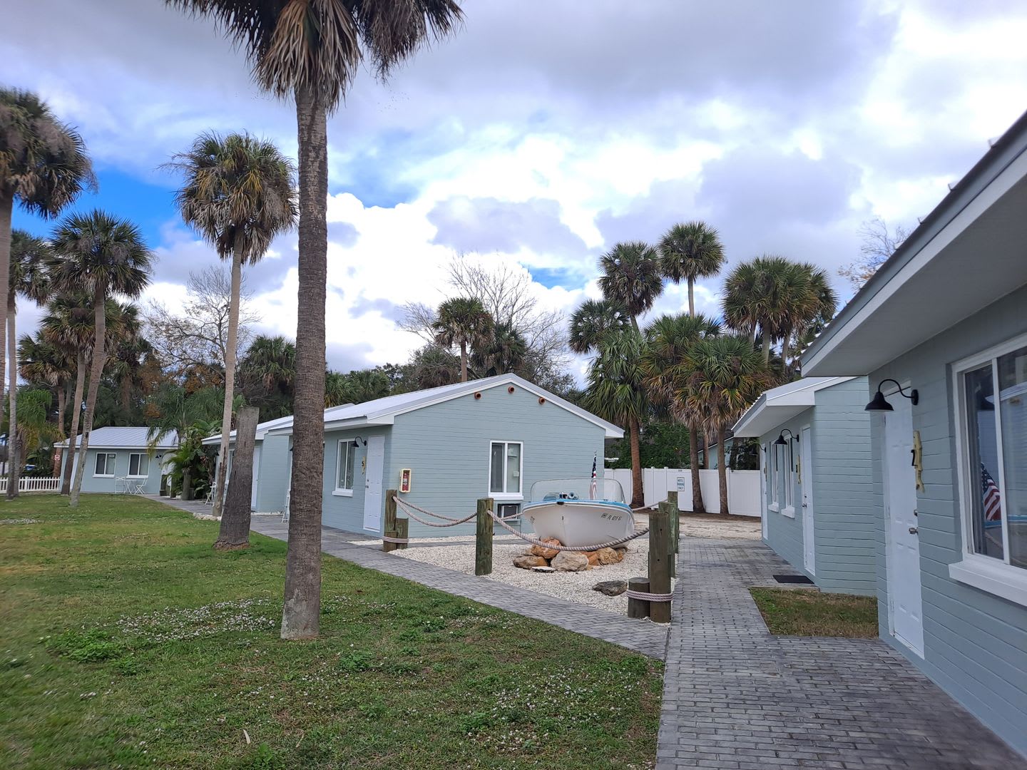 NSB FURNISHED EFFICIENCY UNIT-ALL UTILITIES INCLUDED INCLUDING WI-FI! – photo 1