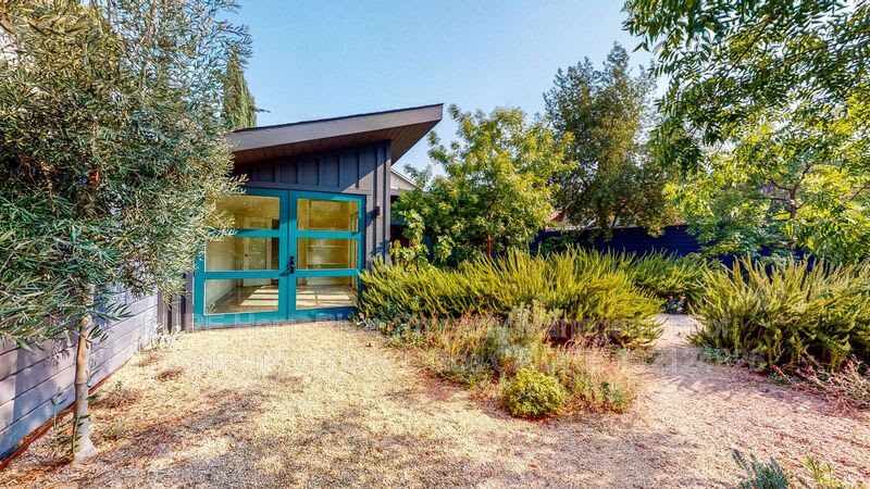 945 Brown St – photo 2
