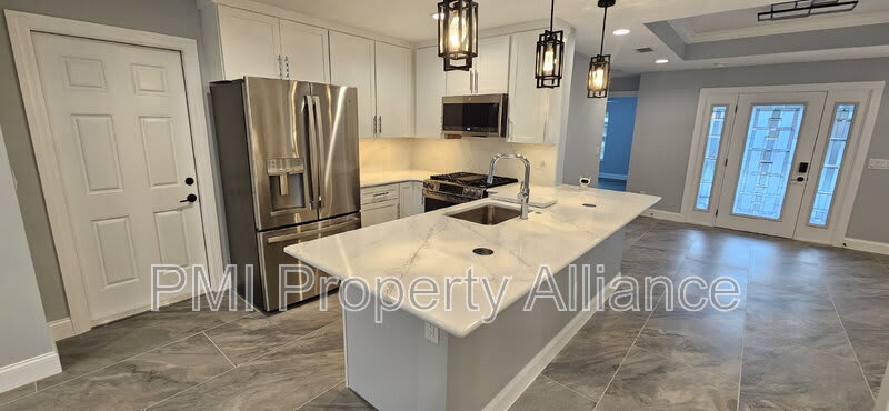 1120 Lincoln Terrace – photo 1