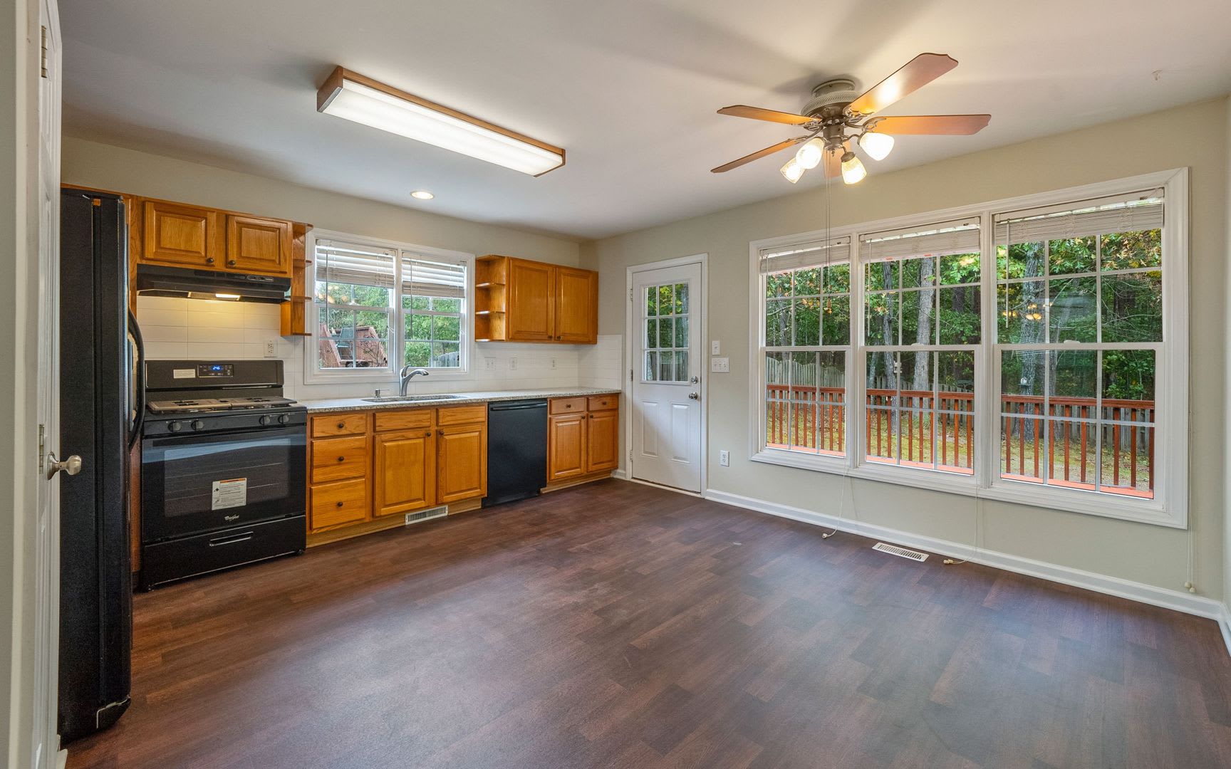 Wonderful 3 Bedroom, 2 Bath home, with 2 Car Garage, Huge Fenced-in yard, and Pet Friendly! – photo 5