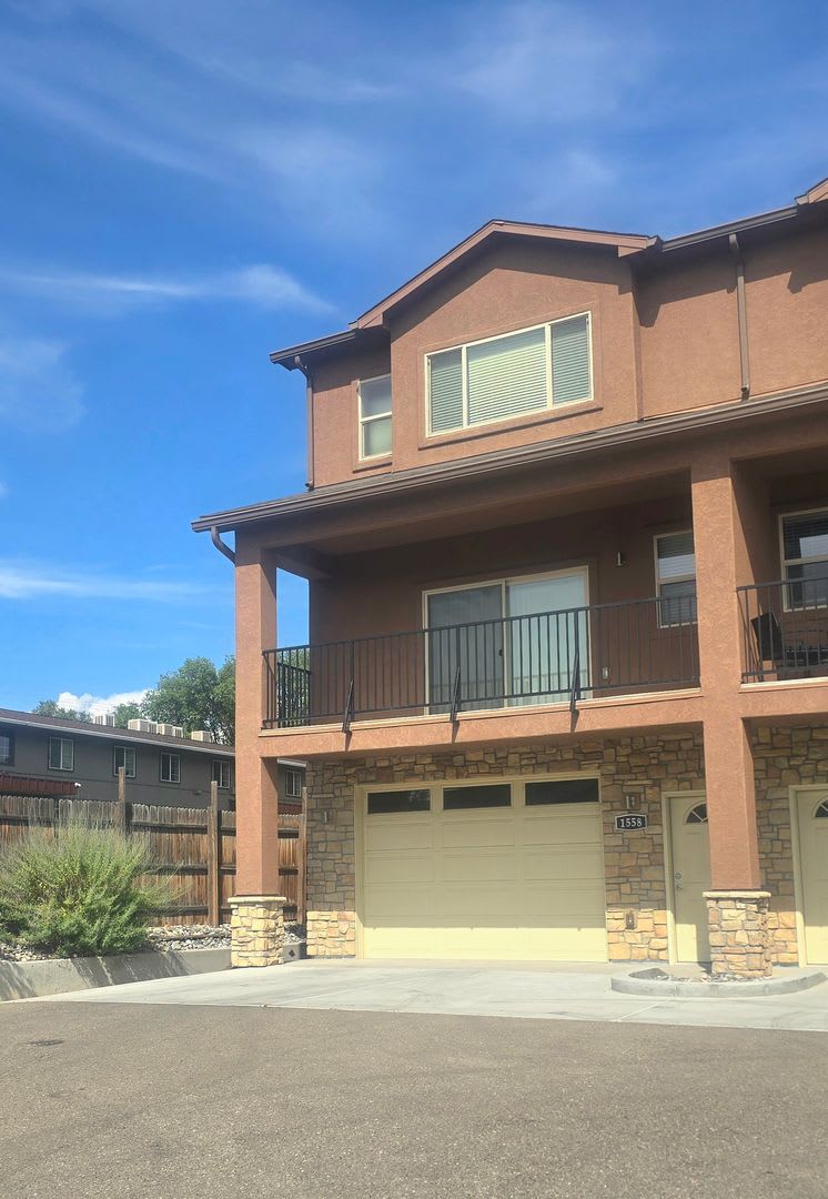 Updated townhouse available now! – photo 1