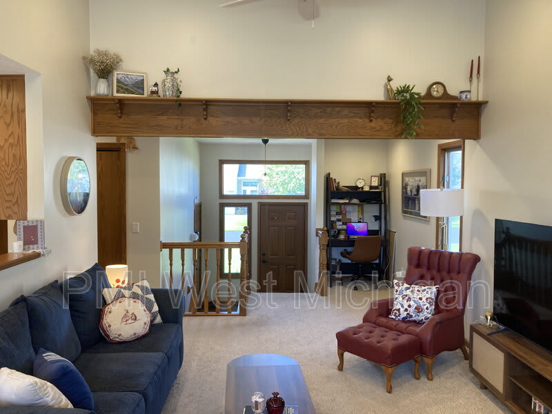1054 Fairfield Drive – photo 2