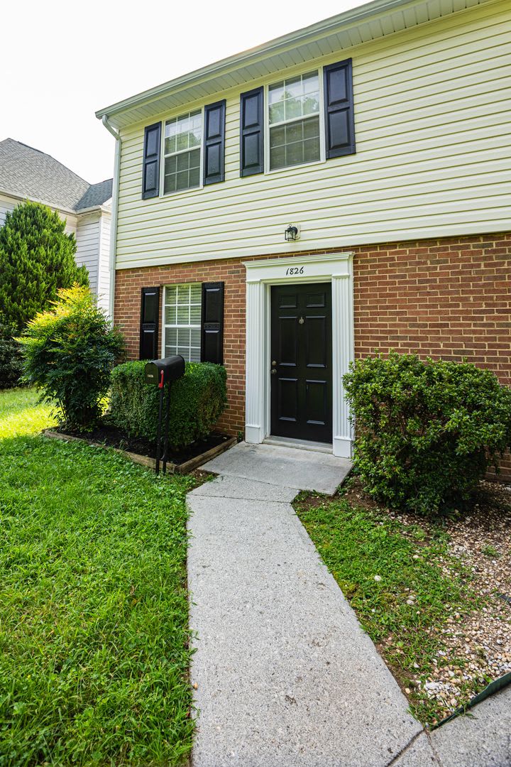 New Listing! – photo 3