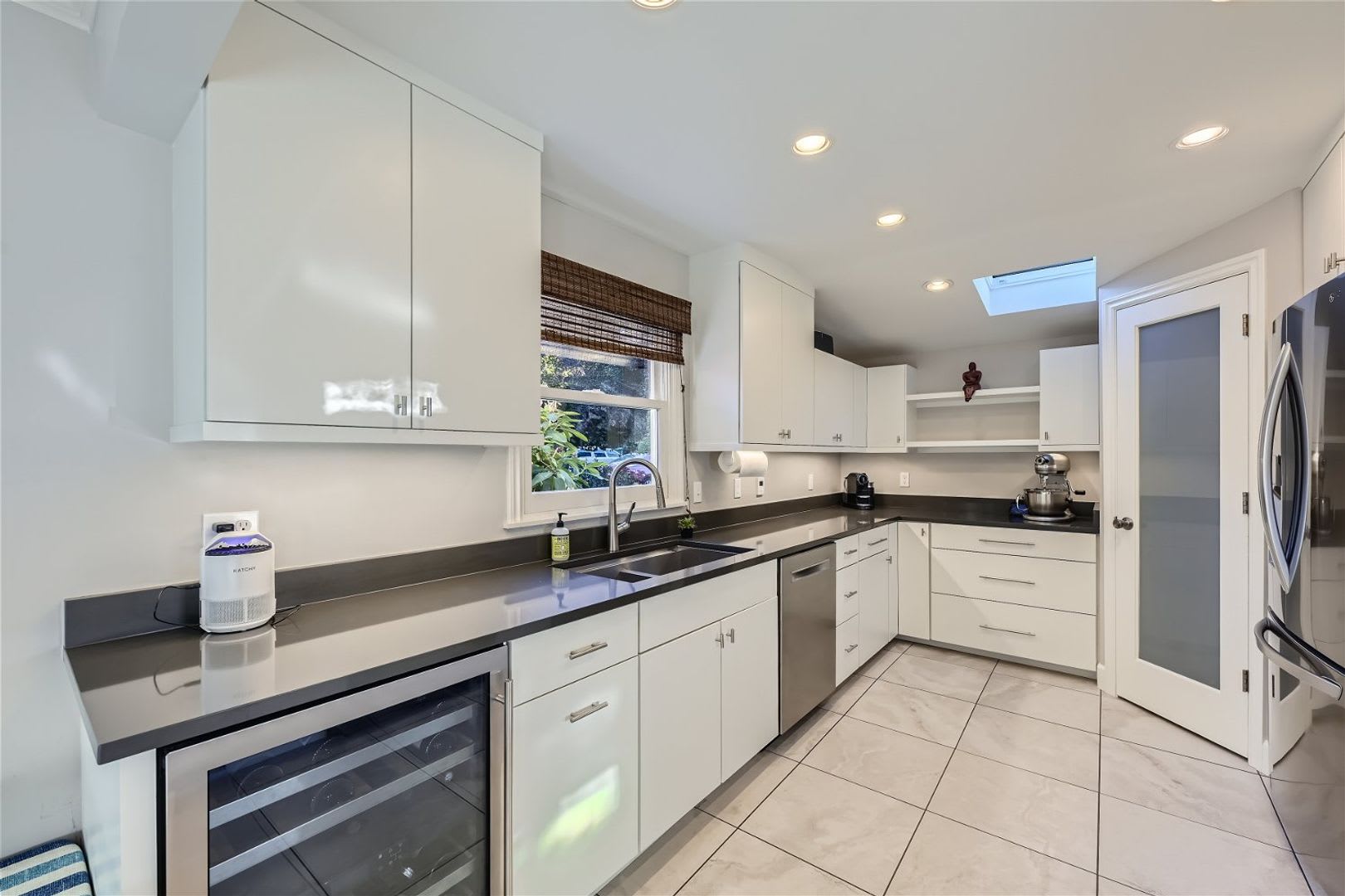 Introducing a spacious 4 bedroom, 2.5 bathroom house located in Bryan Heights! – photo 3