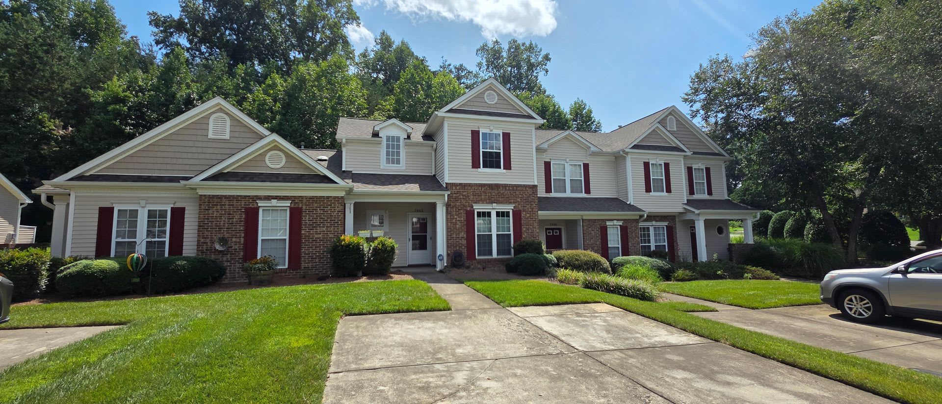 Great townhome convenient to shopping, schools and highway – photo 2