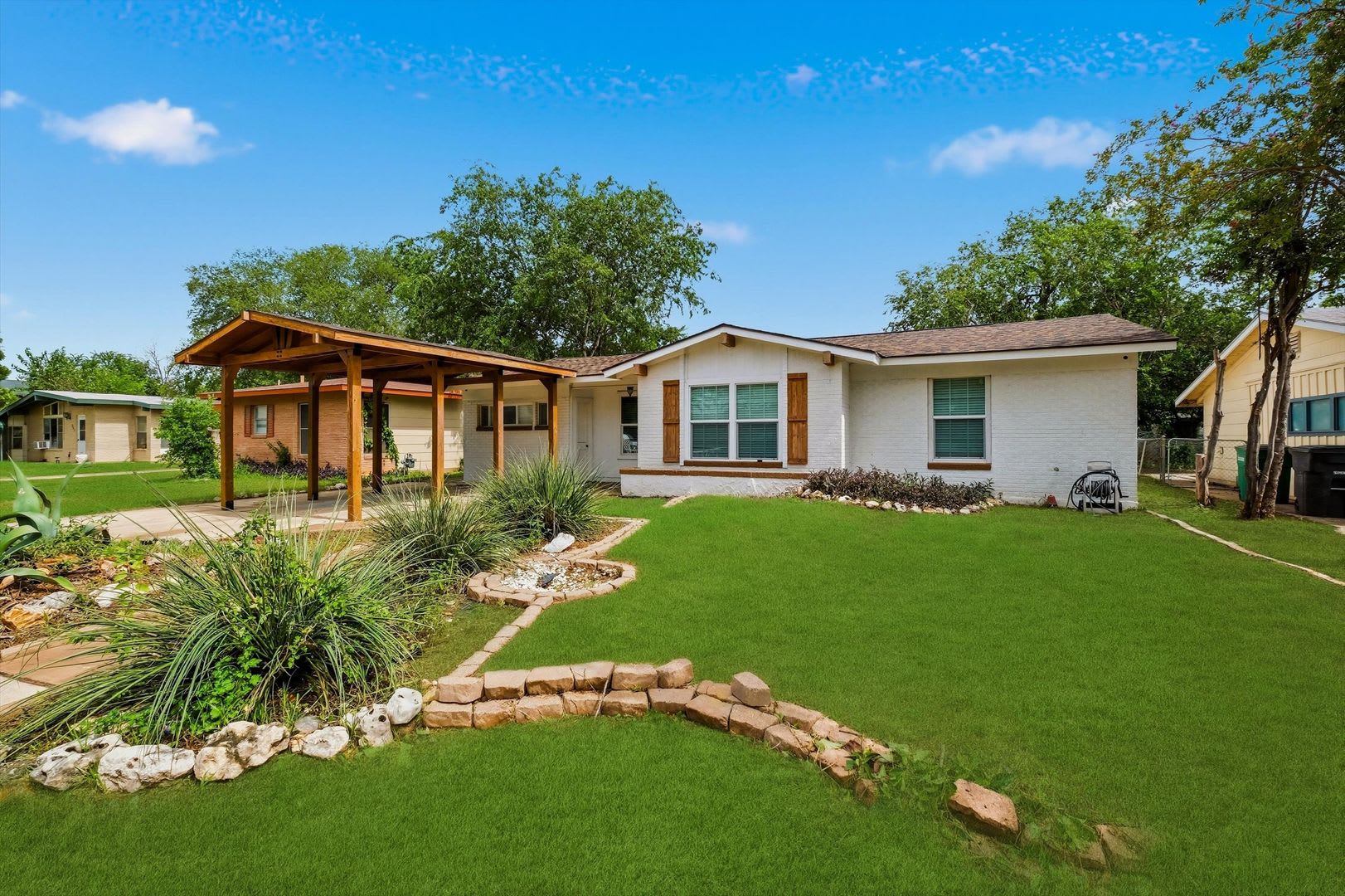 Welcome Home to East Terrell Hills! – photo 2