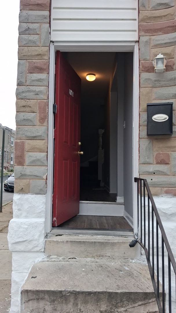 Three Bedroom One Bathroom Ready For ASAP Move In – photo 1