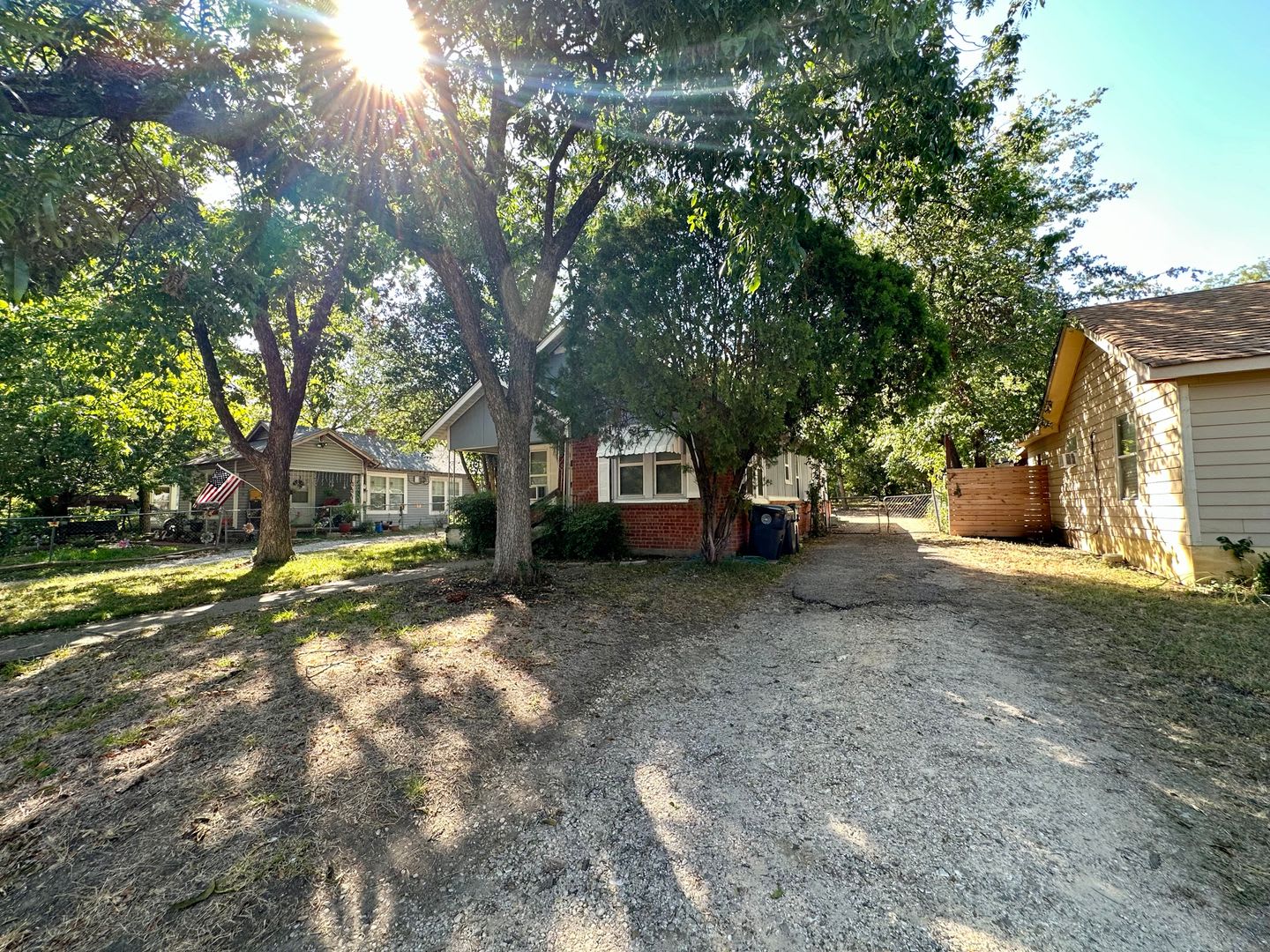 *** Accepting Housing ***Charming 2/1 with an additional living room or a 3rd bedroom – photo 3