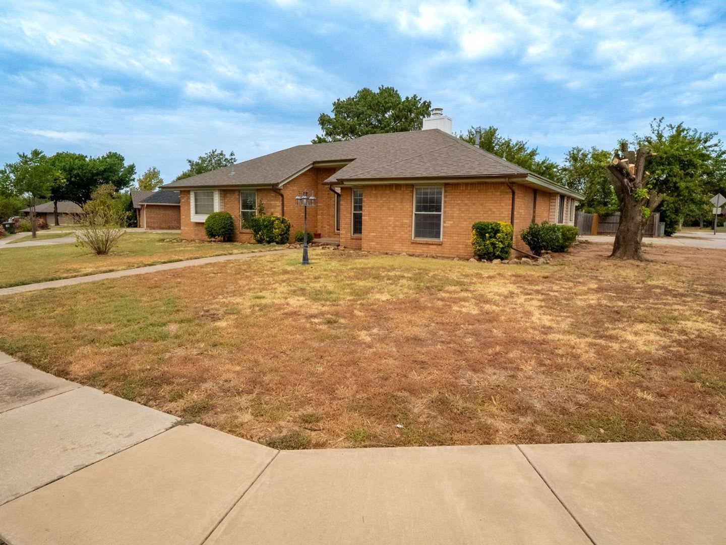 4bed/2.5bath Corner Lot Rental Available in Norman! – photo 3