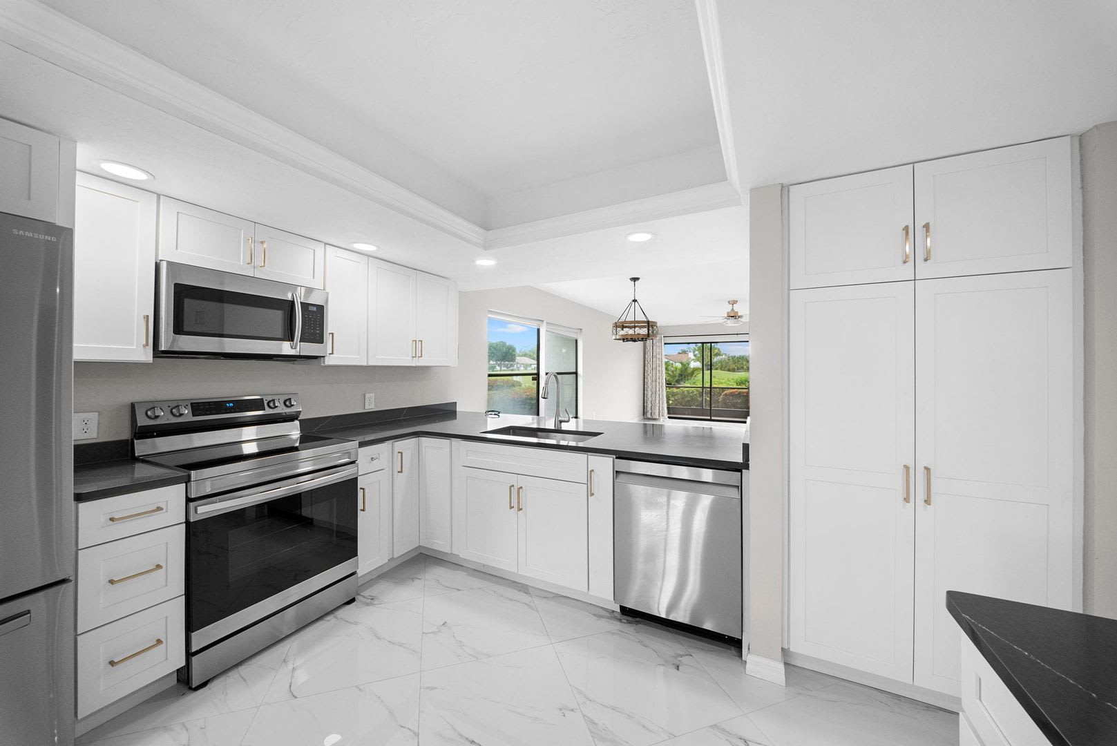 Fully renovated 3-bedroom, 2-bath condo in South Fort Myers – photo 4