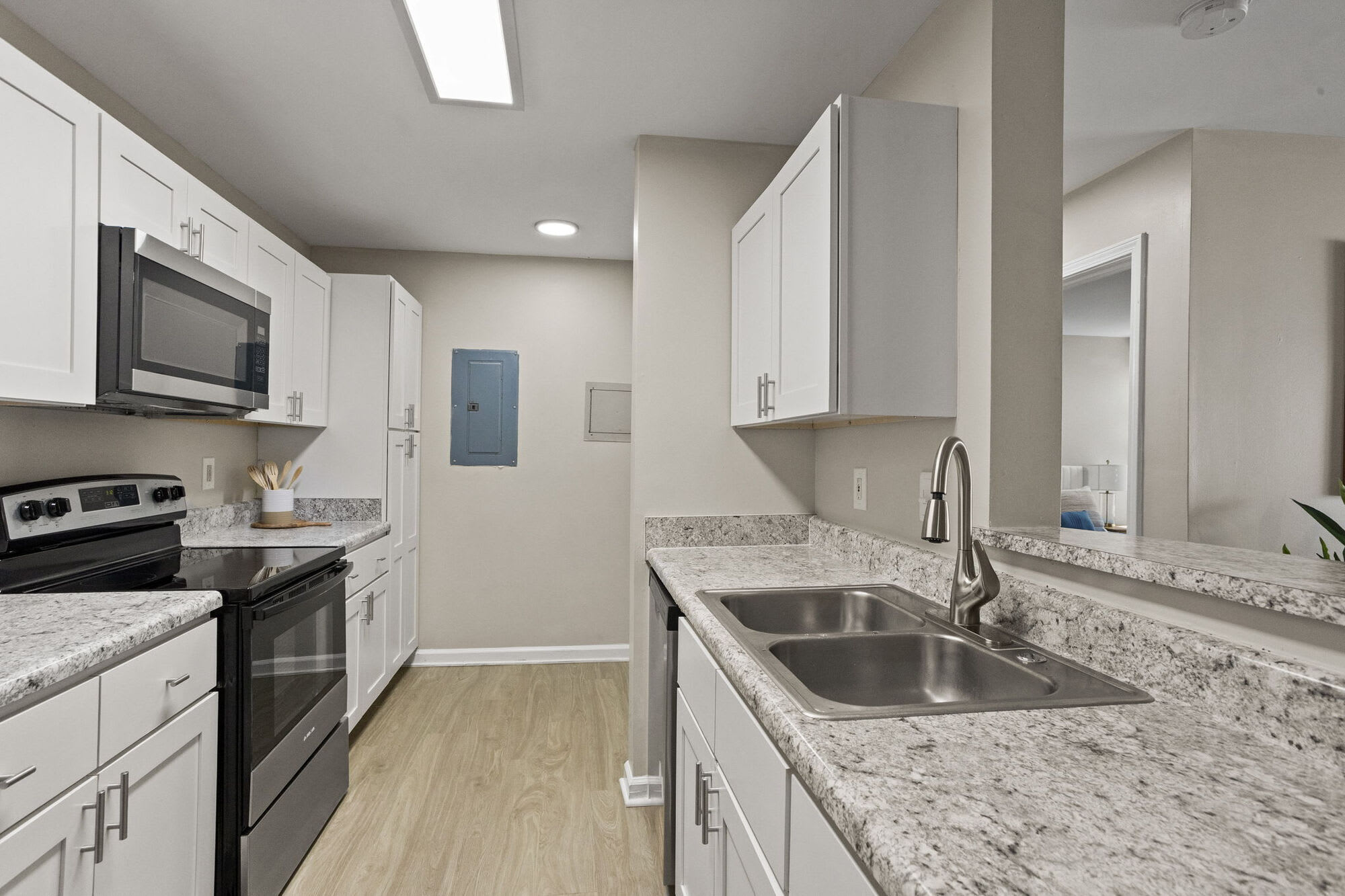 The George Apartments – photo 2