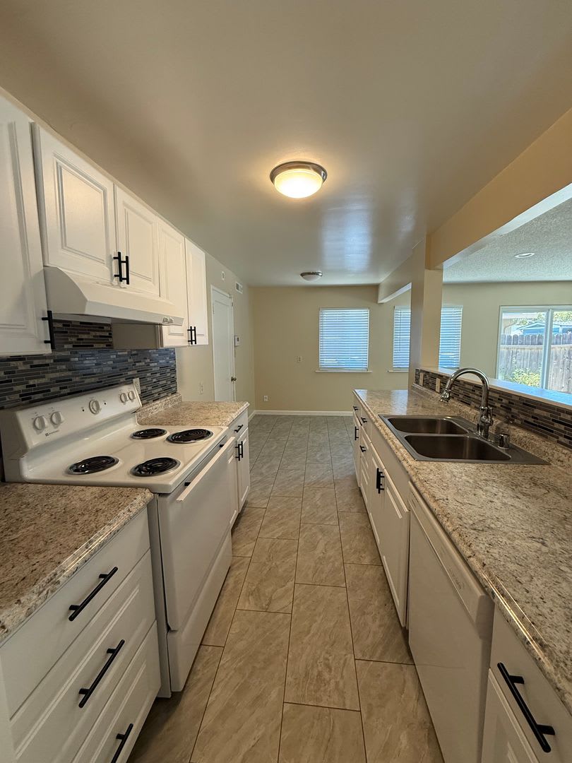 LARGE CORNER LOT HOME – photo 2