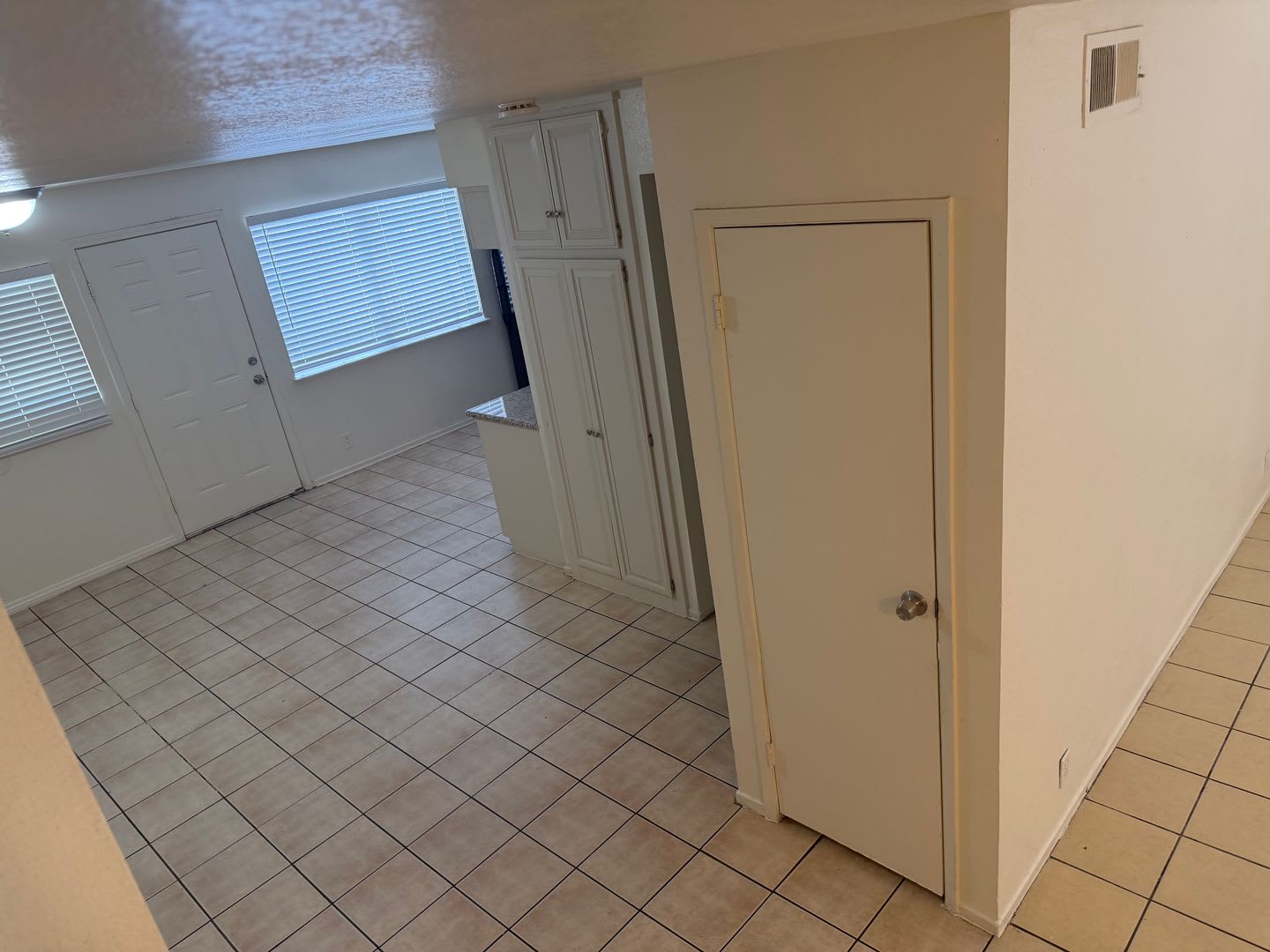 2STORY TOWNHOUSE 4BED, 1 1/2 BATHS – photo 2
