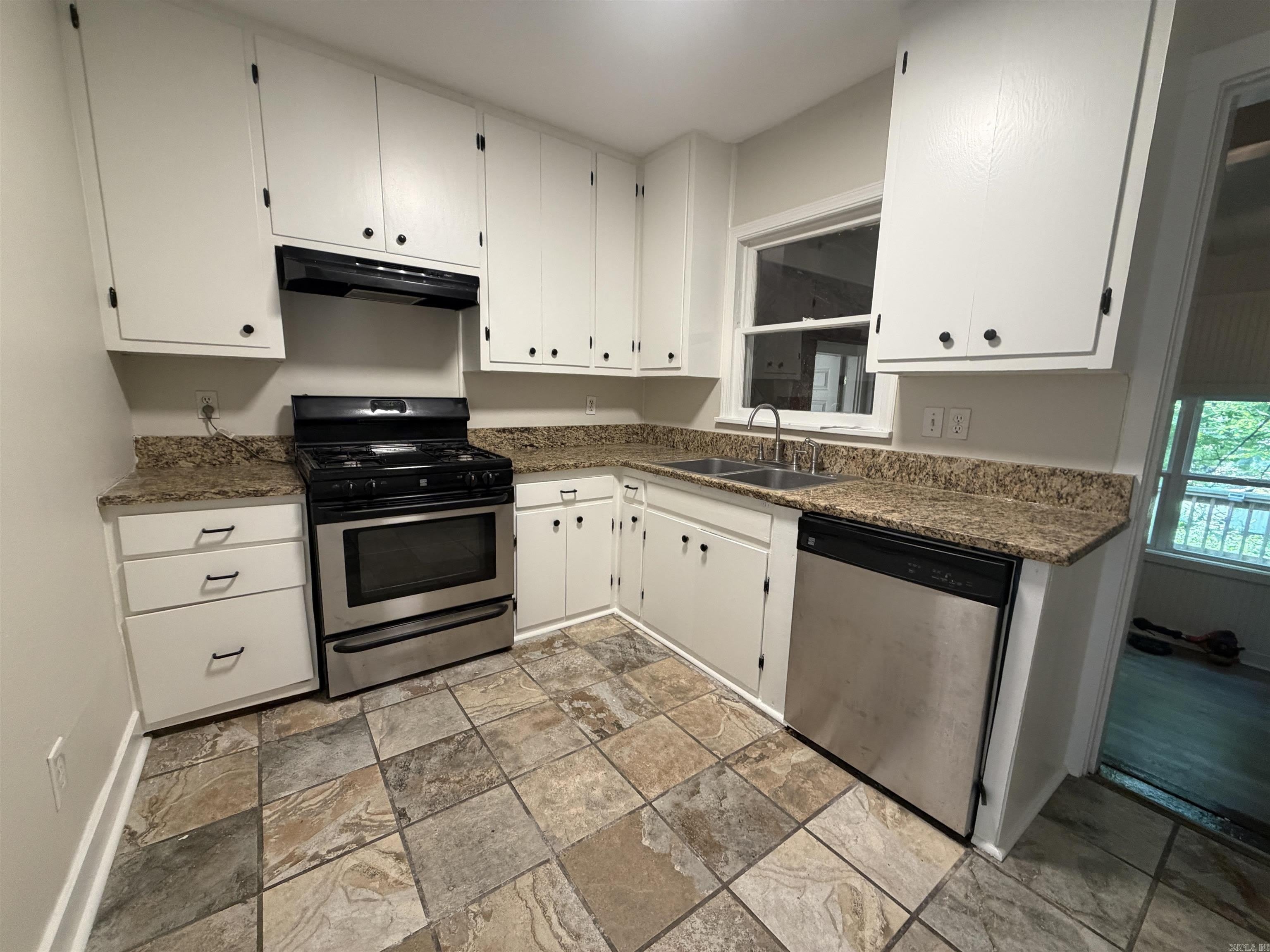 212 Goshen – photo 3