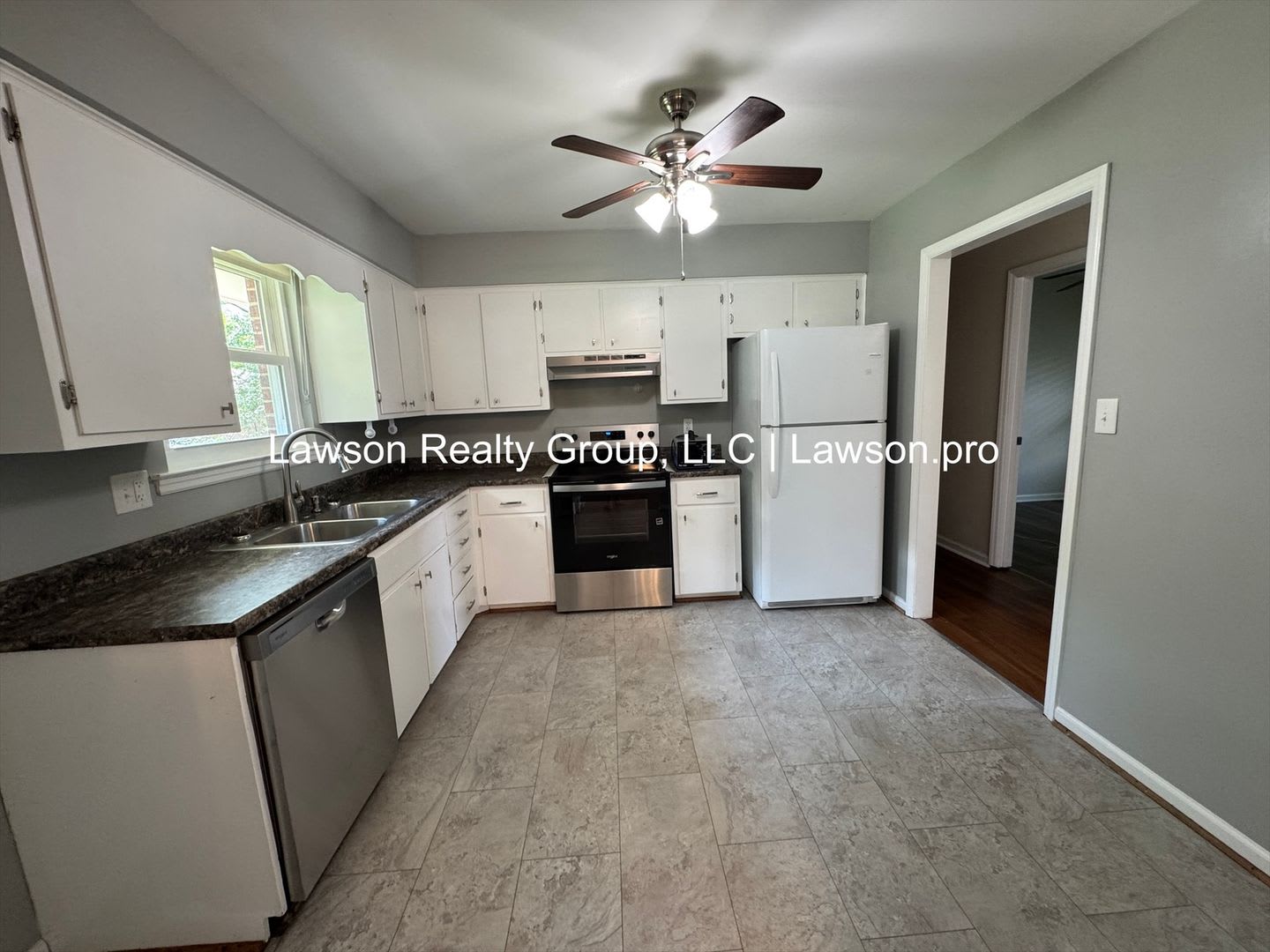 Three Bedroom Brick Ranch with Full Basement and Yard – photo 4