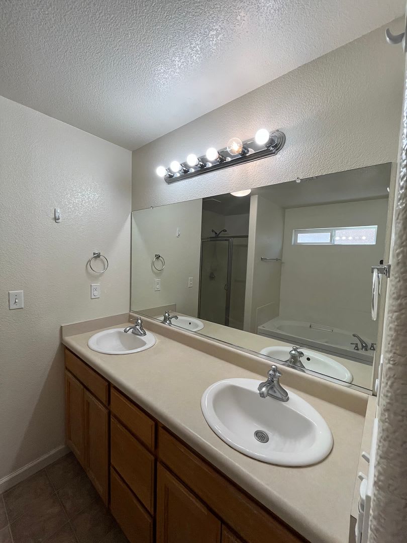 3-Bedroom, 2-Bathroom Home for Rent –Close to Parks – Spacious Living – photo 3